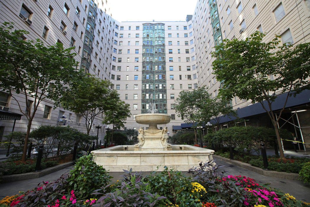 architectural-fountain-the-belnord The Belnord uses an architectural fountain in its courtyard in Midtown NYC.